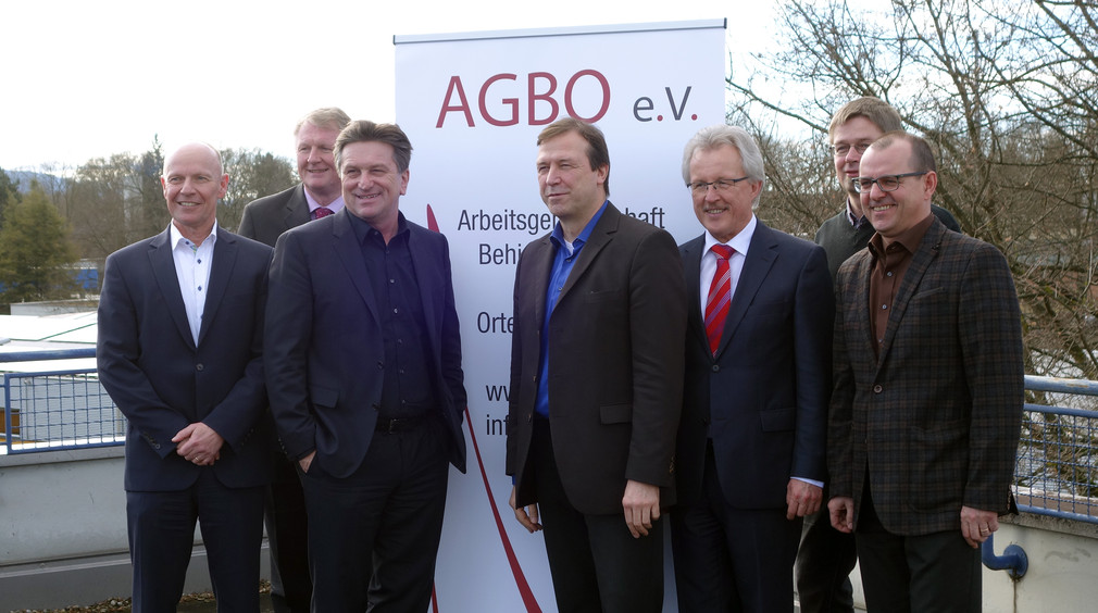 Gruppenfoto von Sozial- und Integrationsminister Manne Lucha mit Mitgliedern der Arbeitsgemeinschaft Behindertenhilfe im Ortenaukreis AGBO e. V.