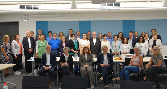 Gruppenbild der LAG Impfen am 9. Juli 2019 im Ministerium für Soziales und Integration