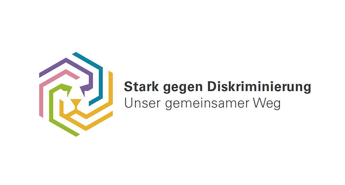 Logo Landesaktionsplan gegen Diskriminierung und Rassismus zeigt aus Linien angedeuteter Löwenkopf neben Claim „Stark gegen Diskriminierung - Unser gemeinsamer Weg“