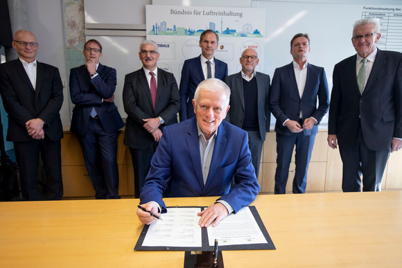 Luftreinhaltung Bündnis für Luftreinhaltung unterzeichnet Fritz Kuhn, Oberbürgermeister der Stadt Stuttgart, unterschreibt das Bündnis für Luftreinhaltung. (Bild: Staatsministerium Baden-Württemberg)