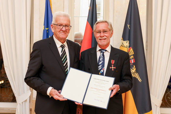 Tag des Ehrenamtes Kretschmann würdigt besonderes ehrenamtliches Engagement Ministerpräsident Winfried Kretschmann (links) und Dr. Rüdiger Wischert (rechts)