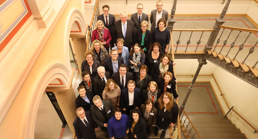 Gruppenfoto der teilnehmenden Landesministerinnen und -minister sowie Senatorinnen und Senatoren der Arbeits- und Sozialministerkonferenz (ASMK) 2019 in Rostock. (Bild: Danny Gohlke)