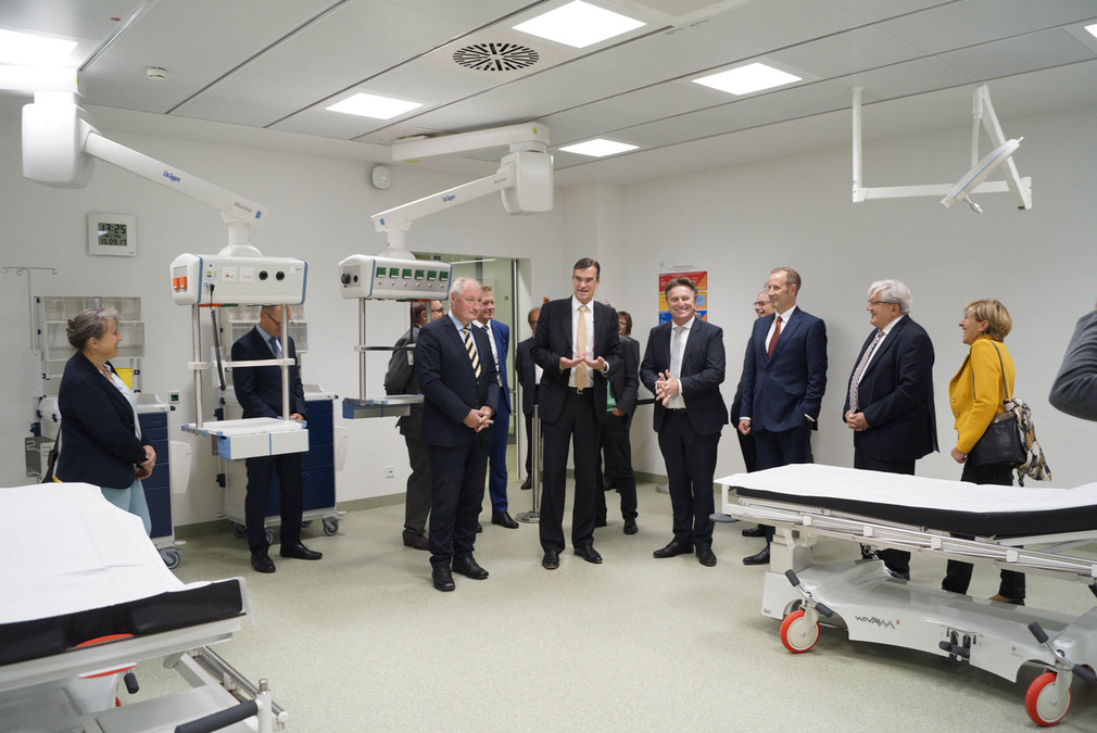 OSK-Geschäftsführer Dr. Sebastian Wolf zeigt Minister Manne Lucha und Ravensburgs Oberbürgermeister Daniel Rapp die künftige Notaufnahme des St. Elisabethen-Klinikums. 
