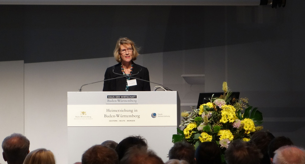 Prof. Dr. Birgit Meyer von der Anlauf- und Beratungsstelle Heimerziehung 1949-1975 Baden-Württemberg spricht auf der Bühne