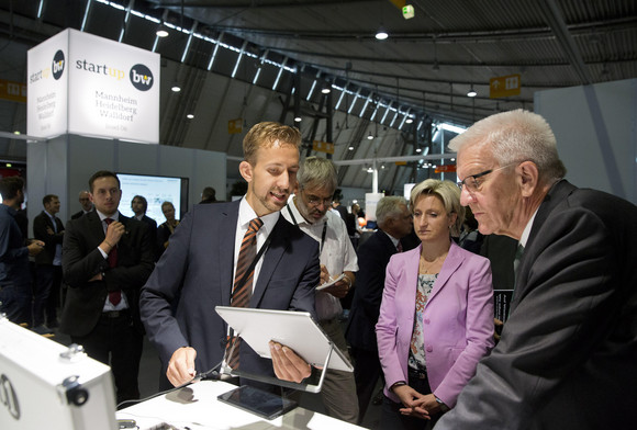 START-UP BW Start-up-Gipfel des Landes Ministerpräsident Winfried Kretschmann (r.) und Ministerin Nicole Hoffmeister-Kraut (M.)