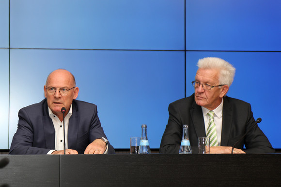 Pressekonferenz Konsequenzen aus der Sperrung der Rheintalbahnstrecke Ministerpräsident Winfried Kretschmann (r.) und Verkehrsminister Winfried Hermann (l.)