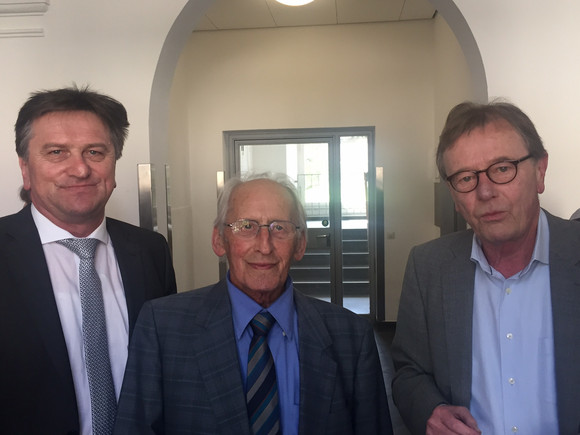 Gruppenfoto mit Minister Manne Lucha, Prof. Günter Hole (ehemaliger Ärztlicher Direktor des Psychiatrischen Landeskrankenhauses Weißenau) und Prof. Paul-Otto Schmidt-Michel (ehemaliger Ärztlicher Direktor der ZfP Südwürttemberg)