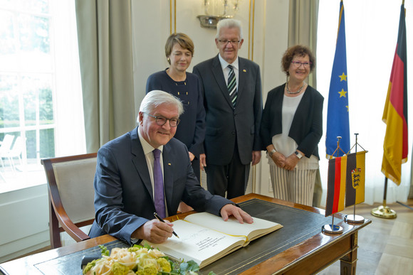 ANTRITTSBESUCH Bundespräsident Steinmeier in Baden-Württemberg Stuttgart, Villa Reitzenstein: Bundespräsident Frank-Walter Steinmeier beim Eintrag in das Gästebuch des Landes, Elke Büdenbender, Ministerpräsident Winfried Kretschmann und Gerlinde Kretschmann (v.l.n.r.)