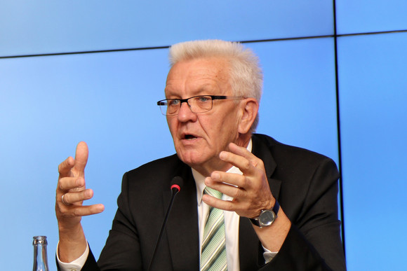 Pressekonferenz Land beginnt mit dem Schuldenabbau Ministerpräsident Winfried Kretschmann