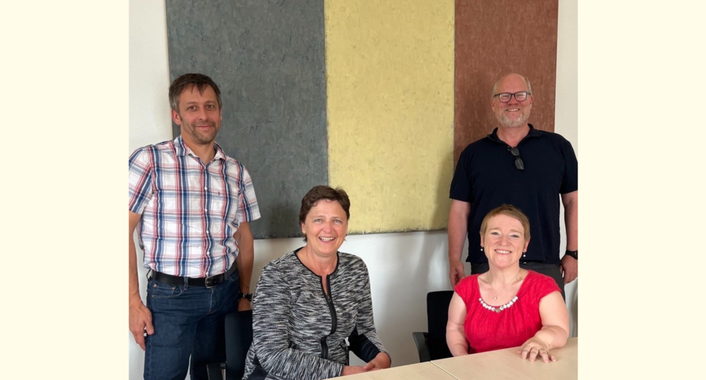 Das Bild zeigt sitzend vorne links Uta-Micaela Dürig und Simone Fischer (rechts) sowie dahinter stehend Fabian Haussecker, Leiter der Geschäftsstelle der Landes-Beauftragten (rechts) und Michael Tränkle, Mitarbeiter des Paritätischen (links).