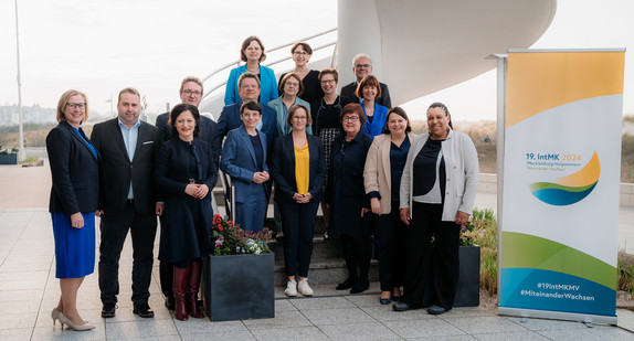 Gruppenfoto der für Integration zuständigen Ministerinnen und Minister, Senatorinnen und Senatoren im Freien