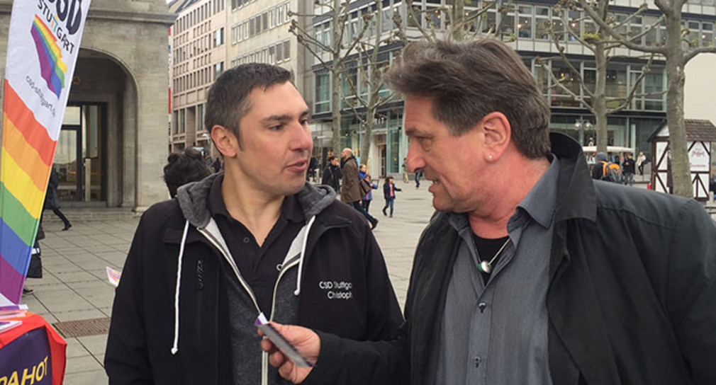 Tag gegen Homophobie Minister Lucha besucht Veranstaltung auf dem Stuttgarter Schlossplatz IG-CSD-Stuttgart-Geschäftsführer Christoph Michl und Sozial- und Integrationsminister Manne Lucha im Gespräch auf dem Stuttgarter Schlossplatz