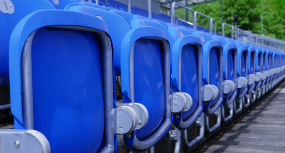 Leere Zuschauertribüne in einem Stadion