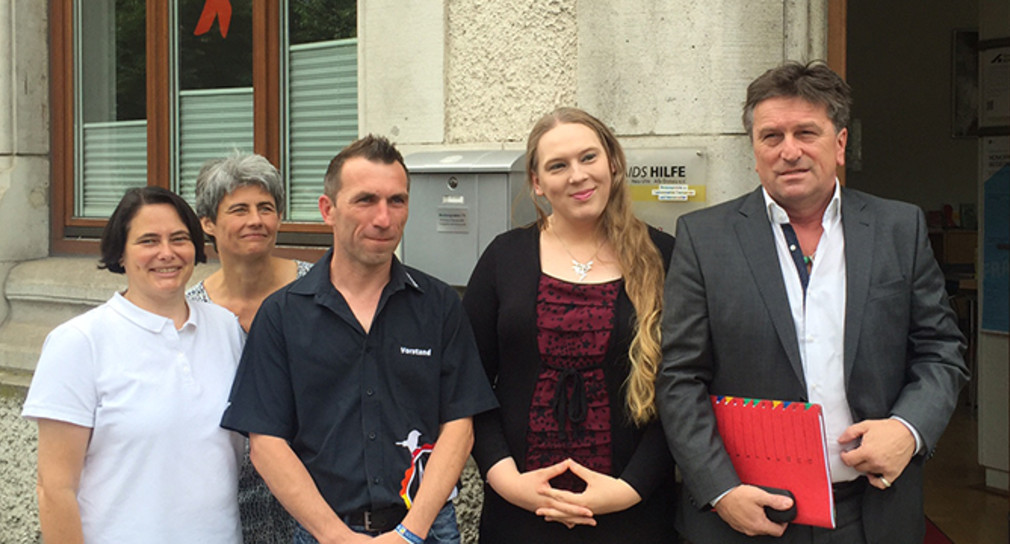 Gruppenbild mit Sozial- und Integrationsminister Manne Lucha und dem Team der Beratungsstelle TTI in Ulm