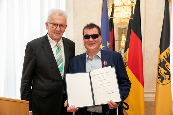 Auszeichnung Kretschmann würdigt besonderes ehrenamtliches Engagement Ministerpräsident Winfried Kretschmann (l.) und Kurt Brei (r.) (Bild: Staatsministerium Baden-Württemberg)