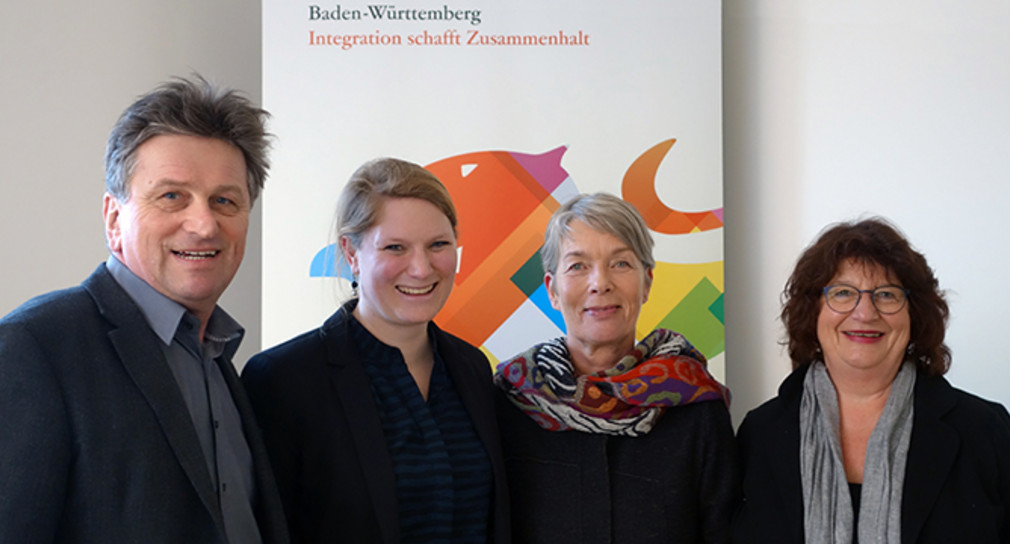 Gruppenfoto: Minister Manne Lucha, Saskia Ulmer (Zweite Vorsitzende Landesfrauenrat BW), Charlotte Schneidewind-Hartnagel (Erste Vorsitzende Landesfrauenrat BW) und Staatssekretärin Bärbl Mielich