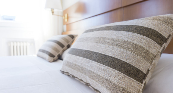 Doppelbett mit Kissen in einem Hotelzimmer