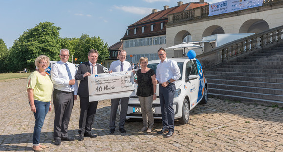 Gruppenfoto bei symobolischer Scheckübergabe: Sabine Wegmann, Jörg Stahl (Volksbank Herrenberg-Nagold-Rottenburg eG), Minister und Schirmherr Manne Lucha, BWGV-Präsident Dr. Roman Glaser, Gabriele Schaber und Jürgen Rehm (Vorstand GSV BW)