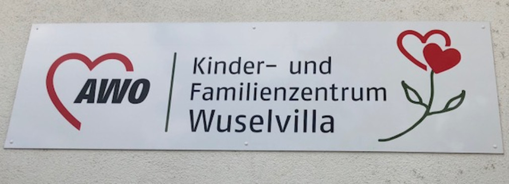 Schild "AWO. Kinder- und Familienzentrum Wuselvilla"