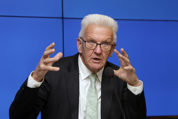 Pressekonferenz Pilotprojekt zur Risikovorsorge im Obst- und Weinbau Ministerpräsident Winfried Kretschmann bei der Regierungspressekonferenz (Bild: Staatsministerium Baden-Württemberg)