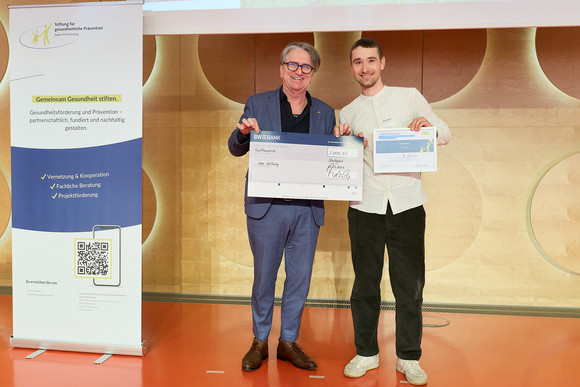 Preisverleihung des Präventionspreises: Minister Manne Lucha übergibt Scheck und Urkunde an Preisträger step stiftung, Freiburg.