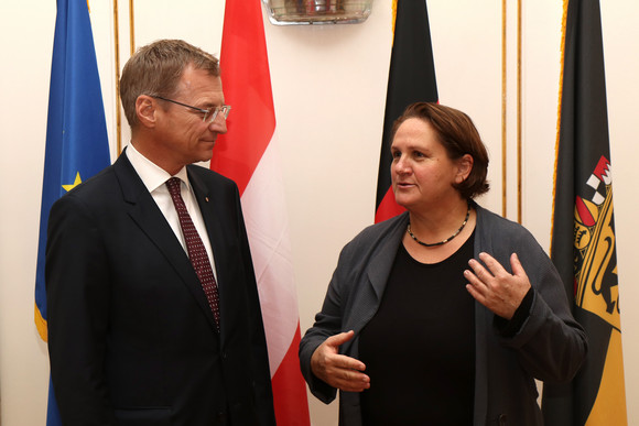 Staatssekretärin Theresa Schopper (r.) und der Landeshauptmann von Oberösterreich, Thomas Stelzer (l.)