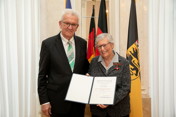 Auszeichnung Kretschmann würdigt besonderes ehrenamtliches Engagement Ministerpräsident Winfried Kretschmann (l.) und Nicole Thieke (r.) (Bild: Staatsministerium Baden-Württemberg)
