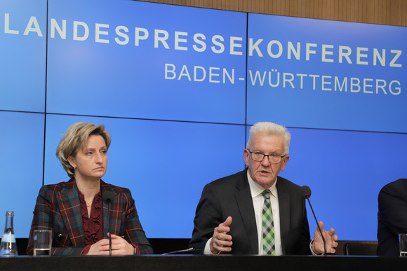 Pressekonferenz 250 Millionen Euro pro Jahr für Wohnungsbau Ministerpräsident Winfried Kretschmann (r.) und Wirtschaftsministerin Dr. Nicole Hoffmeister-Kraut (l.) bei der Regierungspressekonferenz (Bild: Staatsministerium Baden-Württemberg)