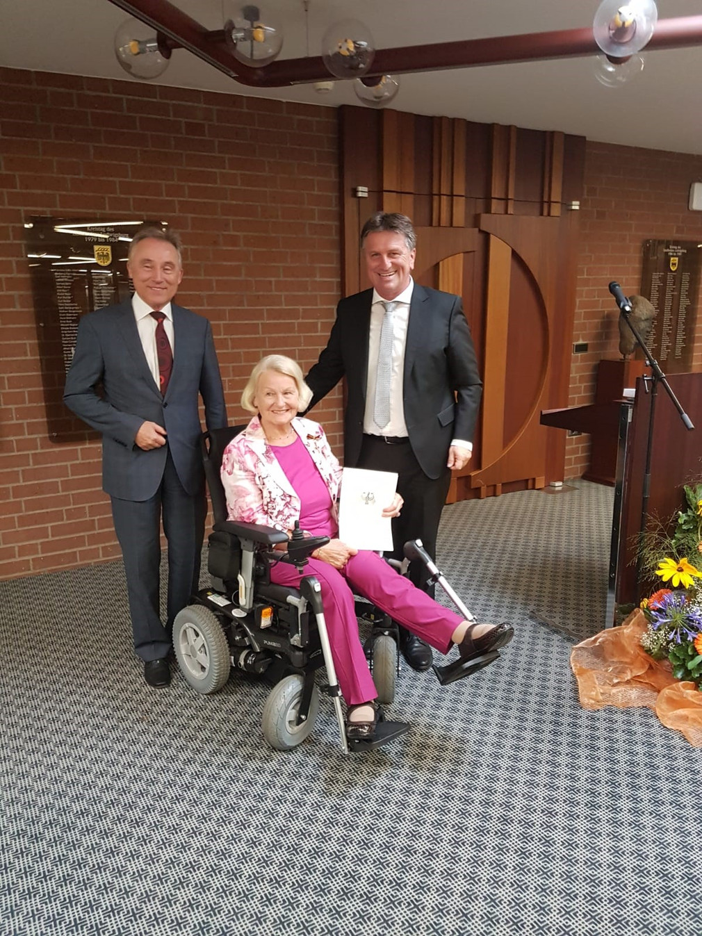 Jutta Grolik mit Minister Lucha bei der Verleihung