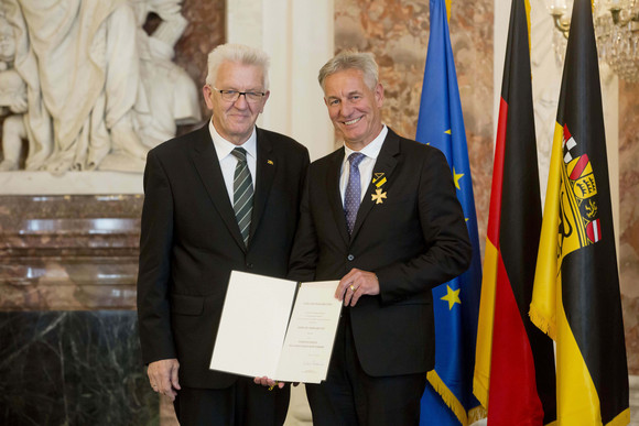 Auszeichnung Verdienstorden des Landes an 22 verdiente Persönlichkeiten Ministerpräsident Winfried Kretschmann (l.) und Dr. Eberhard Veit (r.)