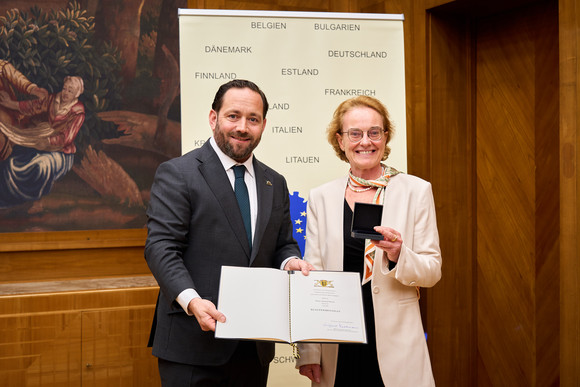 Auszeichnung Staufermedaille an um Europa verdiente Personen Staatssekretär Florian Hassler (l.) und Anouk Ambroisine Gilberte Pinon (r.)