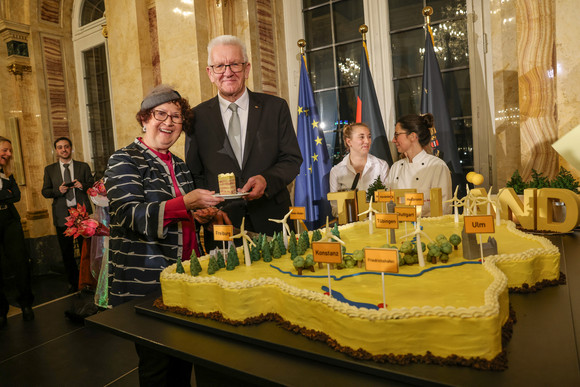 Empfang Neujahrsempfang der Landesregierung Ministerpräsident Winfried Kretschmann (rechts) und seine Ehefrau Gerlinde (links) beim Anschnitt einer großen Baden-Württemberg-Torte