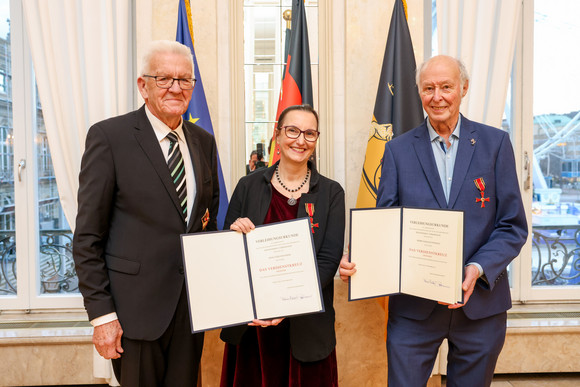 Tag des Ehrenamtes Kretschmann würdigt besonderes ehrenamtliches Engagement Ministerpräsident Winfried Kretschmann (links), Elke Banabak (Mitte) und Harald Stingele (rechts)