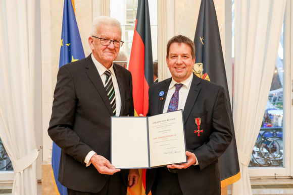 Tag des Ehrenamtes Kretschmann würdigt besonderes ehrenamtliches Engagement Ministerpräsident Winfried Kretschmann (links) und Dietmar Gräbe (rechts)