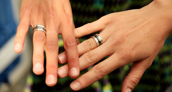 Frauenhände mit Eheringen