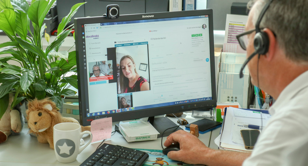 Blick auf Live-Demo des Telemedizin-Projekts „docdirekt“ am Computerbildschirm in einer Gemeinschaftspraxis in Waldkirch