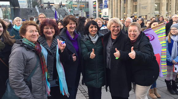 Staatssekretärin Bärbl Mielich (2. v. l.) war auf dem Stuttgarter Schlossplatz dabei mit Gisela Splett, Muhterem Aras, Gabi Frenzer-Wolf und Dorothea Wehinger