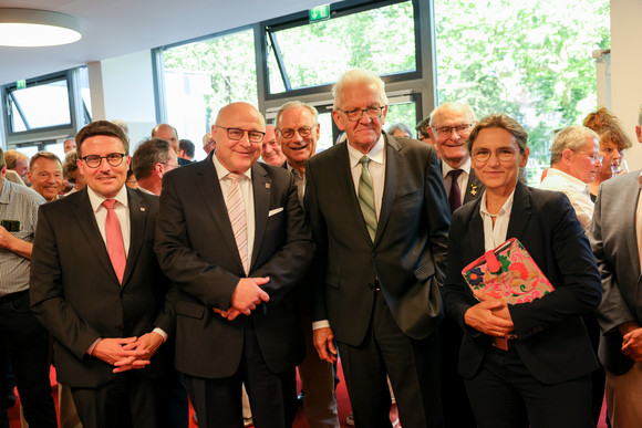 Landesregierung Auswärtige Kabinettssitzung in Bad Mergentheim Gruppenbild mit Ministerpräsident Winfried Kretschmann (zweiter von rechts)