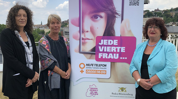 Gruppenbild auf Terrasse des Sozialministeriums Baden-Württemberg: Petra Söchting (Hilfetelefons „Gewalt gegen Frauen“), Charlotte Schneidewind-Hartnagel (Landesfrauenrat) und Staatssekretärin Bärbl Mielich