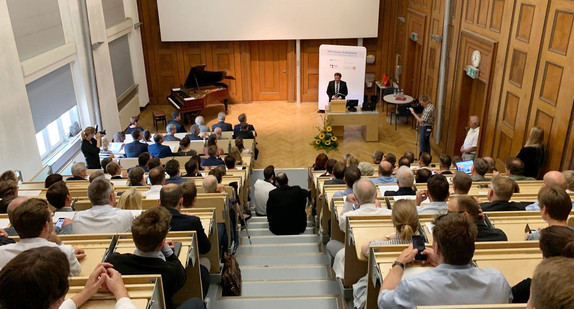 Minister Manne Lucha spricht auf der Gründungsfeier des DKFZ-Hector Krebsinstituts an der Universitätsmedizin Mannheim vor Publikum