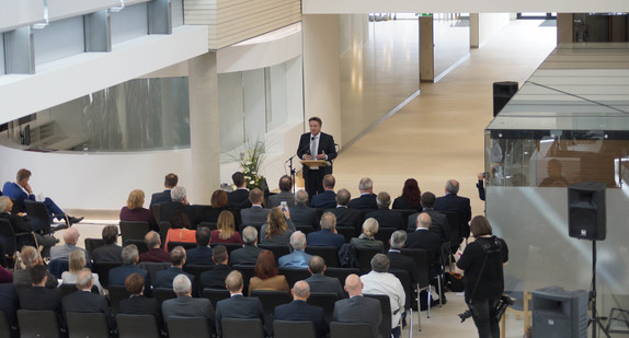 Veranstaltungspublikum sitzt in der neuen Empfangshalle des St. Elisabethen-Klinikums in Ravensburg