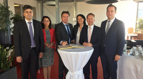 Gruppenfoto mit Waldshuter Landrat Martin Kistler, Parlamentarische Staatssekretärin Rita Schwarzelühr-Sutter (Bundestagsabgeordnete Wahlkreis Waldshut), Minister Manne Lucha, Spital-Geschäftsführerin Simone Jeitner, Bürgermeister der Stadt Waldshut-Tiengen Joachim Baumer und Landtagsabgeordneter Felix Schreiner