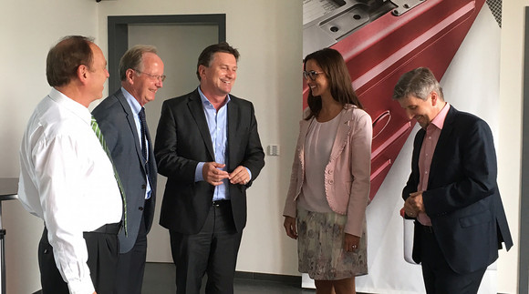 Dieter Teufel (Präsident der IHK Schwarzwald-Baar-Heuberg), Dr. Harald Stallforth (TechnologyMountains e. V.), Minister Manne Lucha, Yvonne Glienke (MedicalMountains AG) und Landrat Stefan Bär.