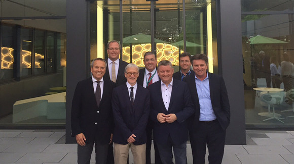 Gruppenfoto mit Matthias Hentze (EMBL, Direktor), Dr. Albrecht Schütte (Landtagsabgeordneter in BW), Iain Mattaj (EMBL, Generaldirektor), Dr. Karl A. Lamers (Bundestagsabgeordneter), Bundesgesundheitsminister Hermann Gröhe, Rainer Pepperkok (EMBL, Leiter Zentrale Einrichtungen) und Sozial- und Integrationsminister Manne Lucha