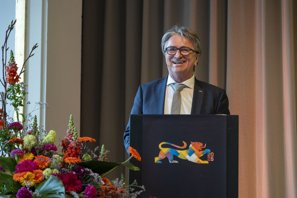 Preisverleihung Integrationspreis des Landes Baden-Württemberg Sozial- und Integrationsminister Manne Lucha spricht an Redepult auf Bühne.