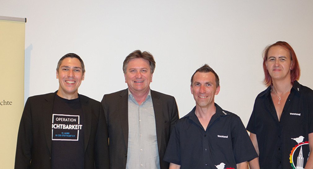 Minister Lucha (zweiter von links) mit Christoph Michl von der IG CSD Stuttgart e.V. (links), Ronny Takacs und Ines Ims vom CSD Ulm.Neu-Ulm (ganz rechts)