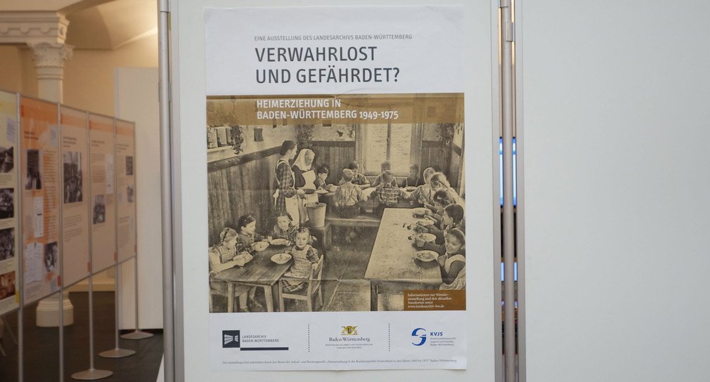 Poster mit Ausstellungstitel „Verwahrlost und gefährdet? Heimerziehung in Baden-Württemberg 1949-1975“auf Pinnwand