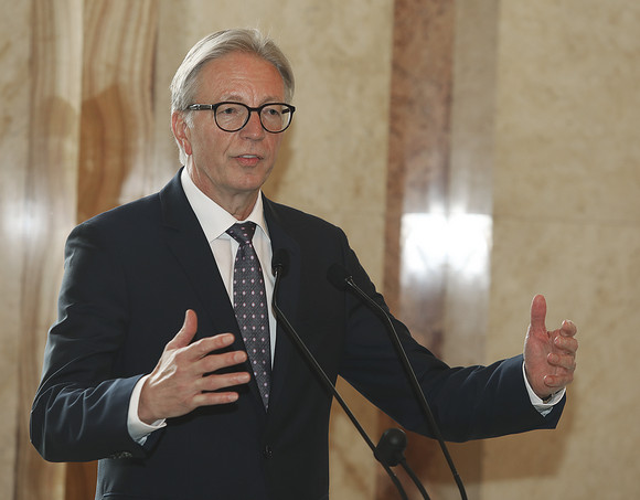 Integration Pakt für Integration mit den Kommunen unterzeichnet Roger Kehle, Präsident des Gemeindetags Baden-Württemberg