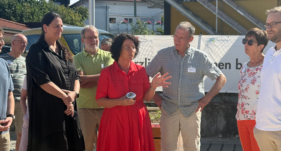 Frau Staatssekretärin Petra Krebs mit Verantwortlichen des Quartierprojekts M49 in Laupheim beim Gruppenbild.