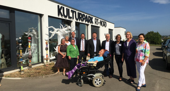 Gruppenfoto mit Minister Manne Lucha vor dem Eingang des Kulturparks Reutlingen-Nord